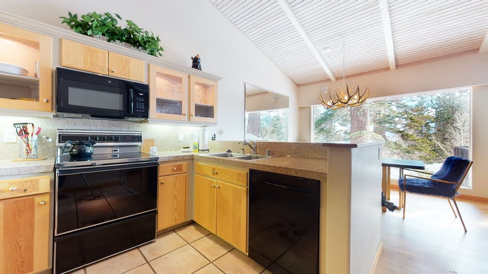 Condo, 4 Bedrooms | Private kitchen | Full-size fridge, microwave, oven, coffee/tea maker
