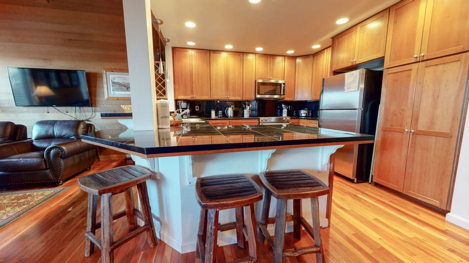Condo, 3 Bedrooms | Private kitchen | Full-size fridge, microwave, oven, stovetop