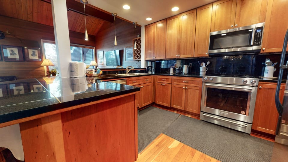 Condo, 3 Bedrooms | Private kitchen | Full-size fridge, microwave, oven, stovetop