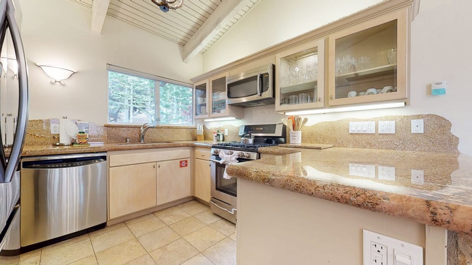 Condo, 4 Bedrooms | Private kitchen | Full-size fridge, microwave, oven, stovetop