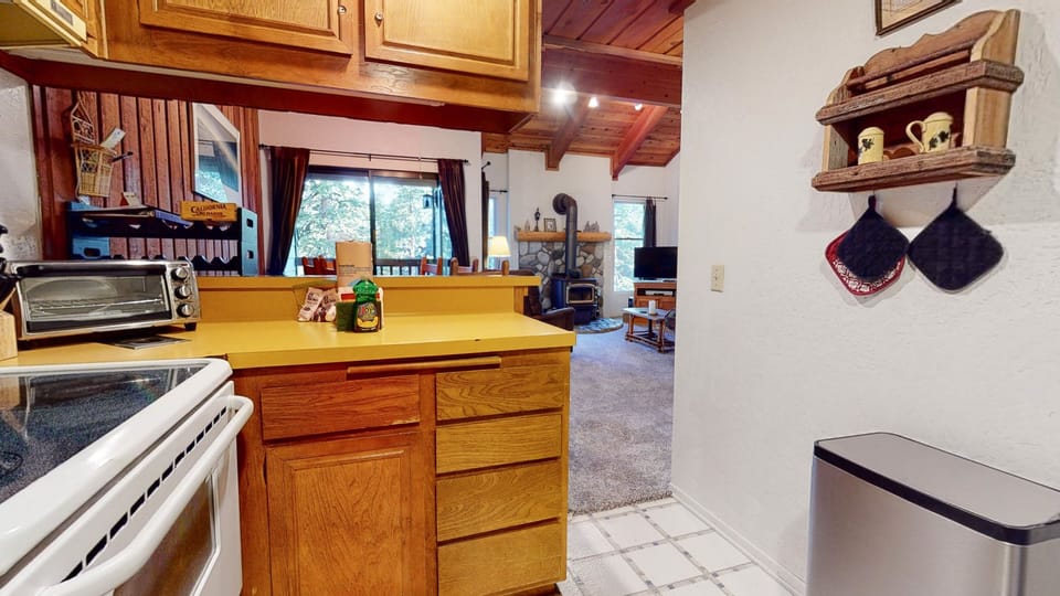 Condo, 2 Bedrooms | Private kitchen | Fridge, microwave, oven, coffee/tea maker