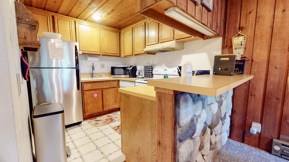 Condo, 2 Bedrooms | Private kitchen | Fridge, microwave, oven, coffee/tea maker