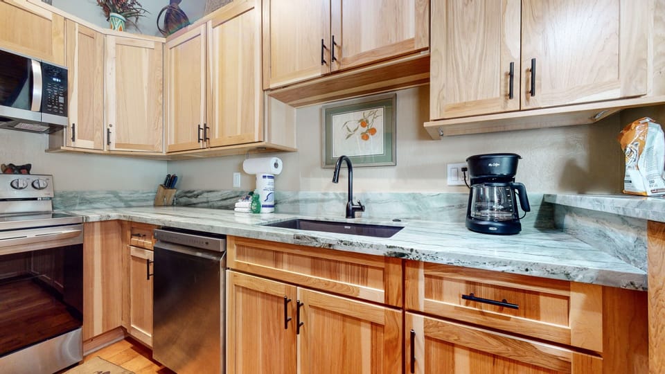 Condo, 4 Bedrooms | Private kitchen | Full-size fridge, microwave, oven, stovetop