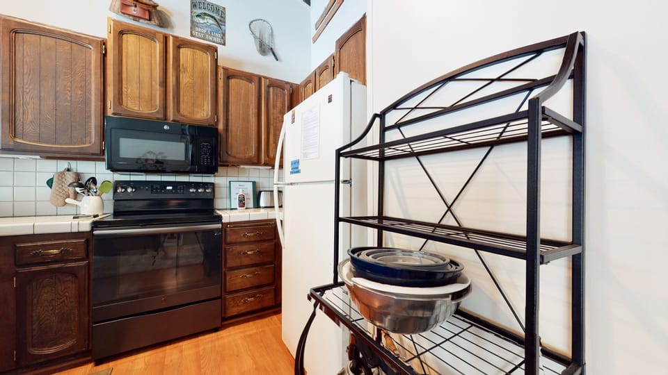 Condo, 3 Bedrooms | Private kitchen | Full-size fridge, microwave, oven, stovetop