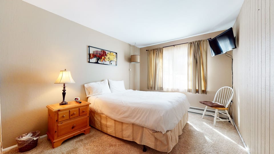 Condo, 3 Bedrooms | 3 bedrooms, iron/ironing board, free WiFi