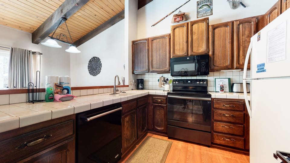 Condo, 3 Bedrooms | Private kitchen | Full-size fridge, microwave, oven, stovetop
