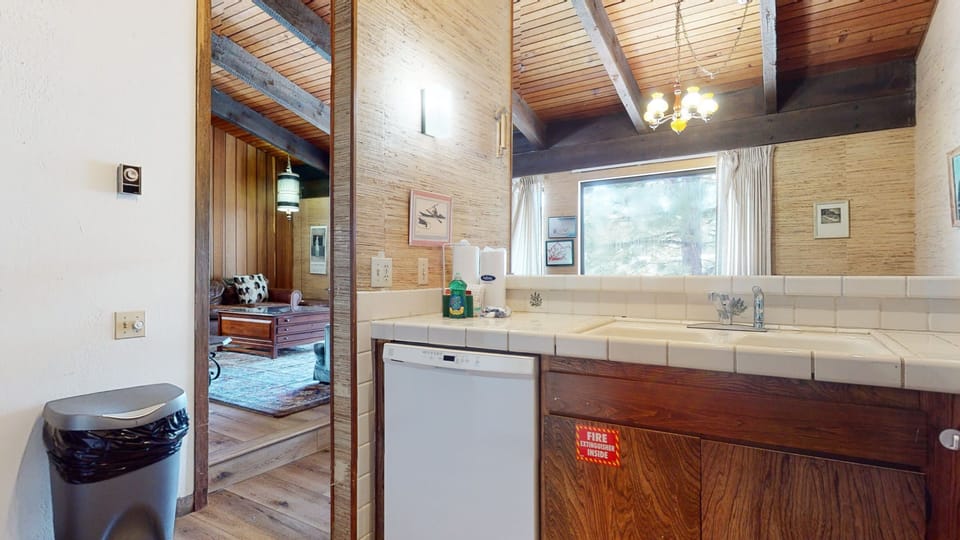 Condo, 4 Bedrooms | Private kitchen | Full-size fridge, microwave, oven, stovetop