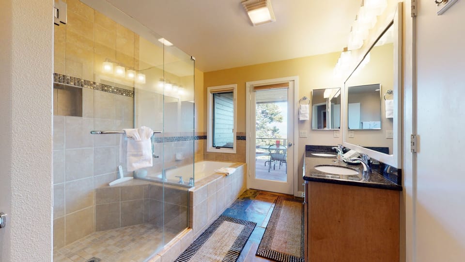 Bridges Townhome 13 Mountain View Townhome just Steps to the Slopes with Private Garage and Washer Dryer by RedAwning Apartment in Mammoth Lakes