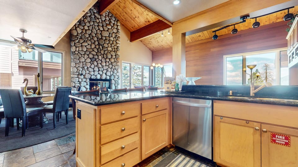 Condo, 3 Bedrooms | Private kitchen | Full-size fridge, microwave, oven, stovetop