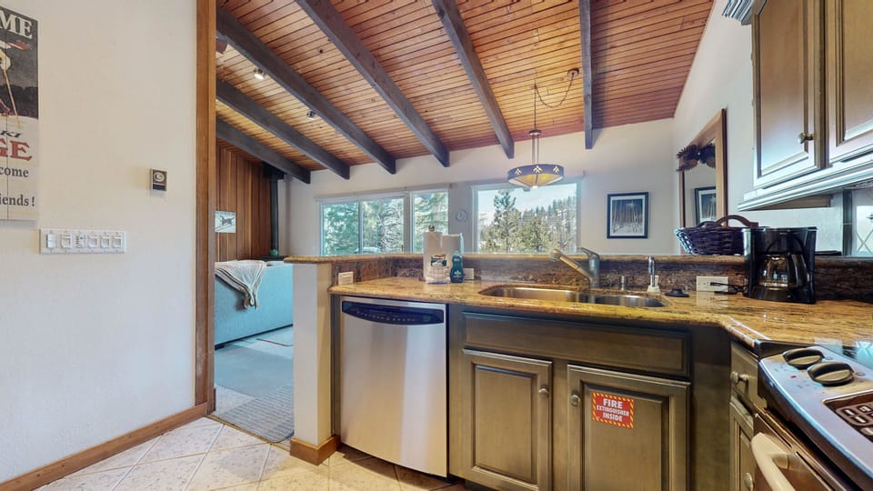 Condo, 4 Bedrooms | Private kitchen | Full-size fridge, microwave, oven, stovetop