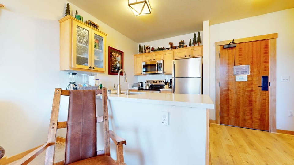 Condo, 1 Bedroom | Private kitchen | Full-size fridge, microwave, oven, stovetop