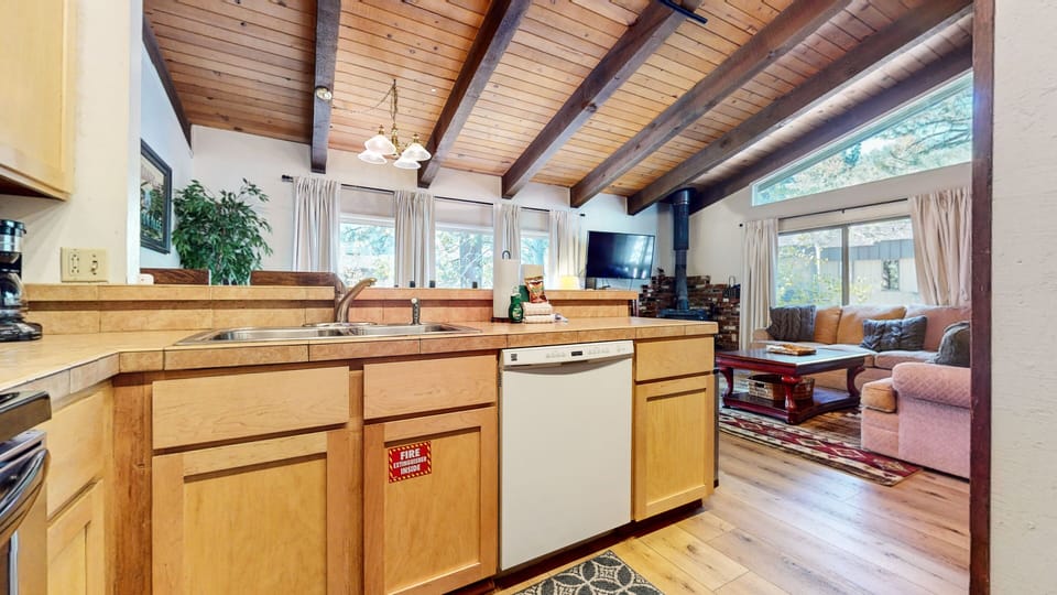 Condo, 4 Bedrooms | Private kitchen | Full-size fridge, microwave, oven, stovetop
