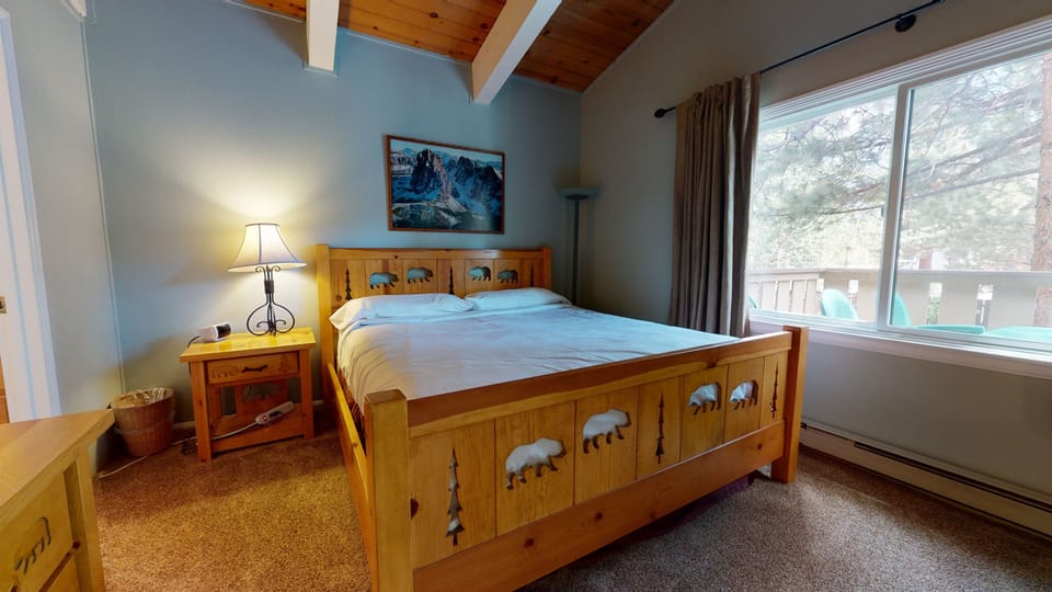 Chateau de Montagne 42 Spacious and Updated Family Townhome with Private Washer Dryer and Great Complex Amenities by RedAwning House in Mammoth Lakes