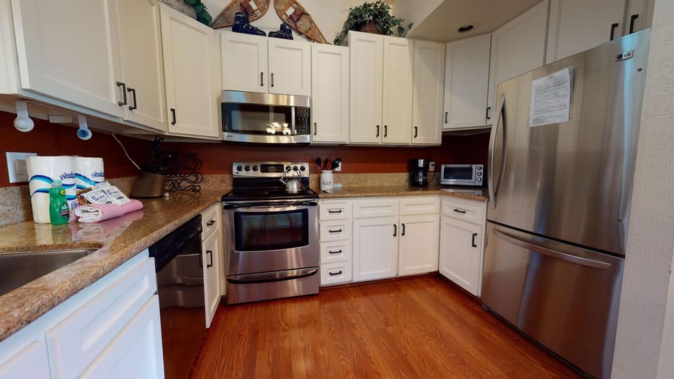 Condo, 4 Bedrooms | Private kitchen | Full-size fridge, microwave, oven, stovetop