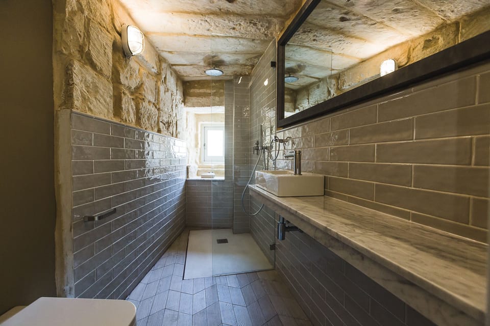 Comfort Room | Bathroom | Rainfall showerhead, free toiletries, hair dryer, slippers