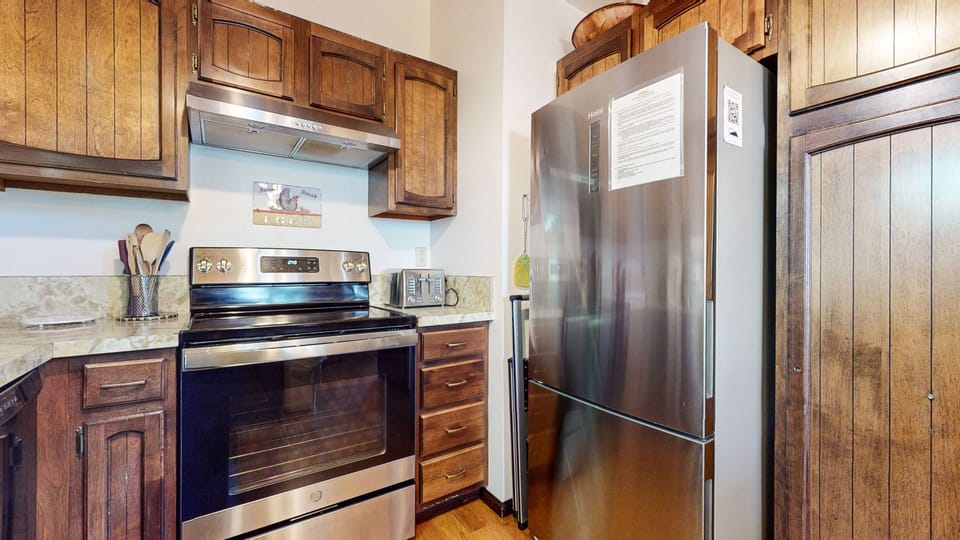 Condo, 3 Bedrooms | Private kitchen | Full-size fridge, microwave, oven, stovetop