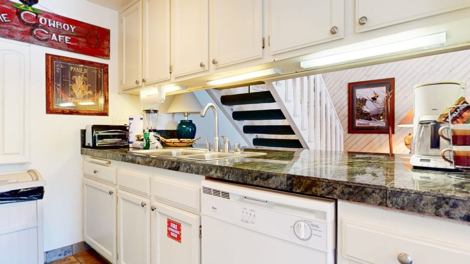 Condo, 1 Bedroom | Private kitchen | Full-size fridge, microwave, oven, stovetop