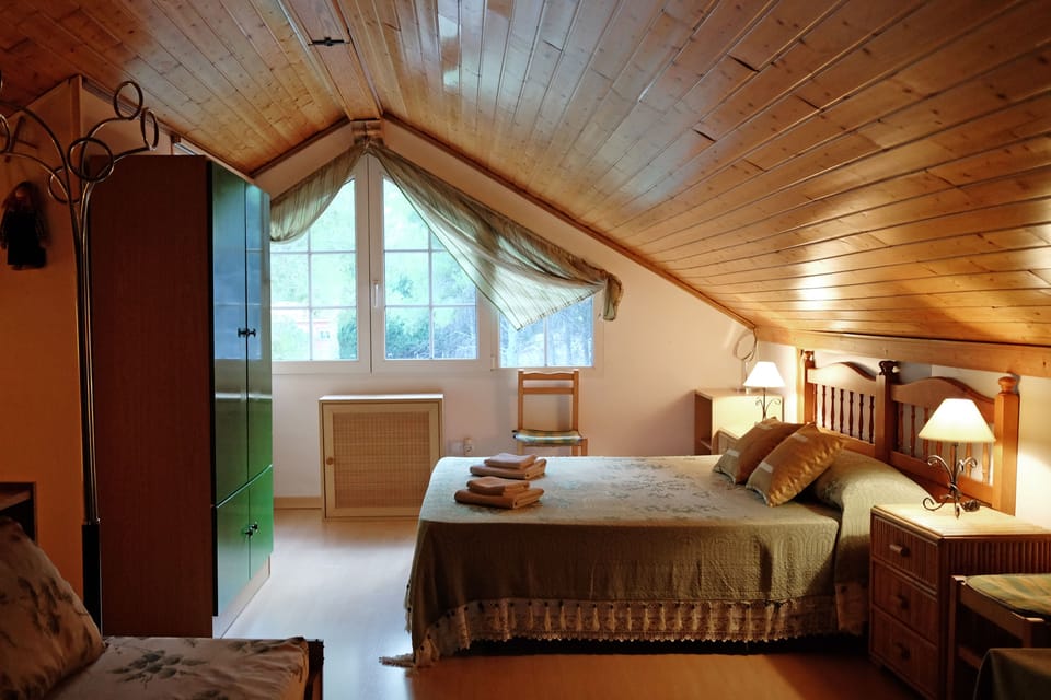 Family Room | Laptop workspace, blackout drapes, free WiFi, bed sheets