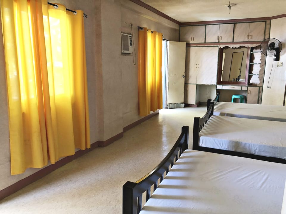 Family Room for 6 | Desk, bed sheets