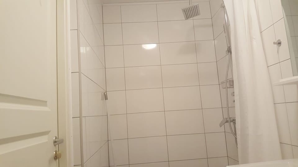 Deluxe Double Room | Bathroom | Shower, rainfall showerhead, free toiletries, towels