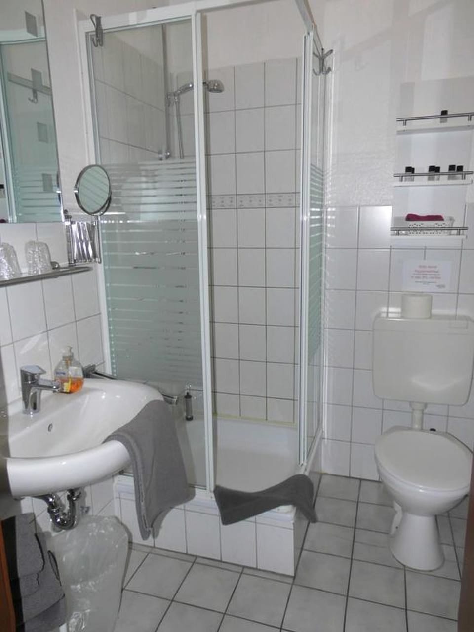 Double Room | Bathroom | Shower, free toiletries, hair dryer, towels