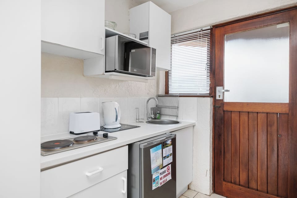 Bachelor Studio 2521 | Private kitchen | Microwave, electric kettle, toaster