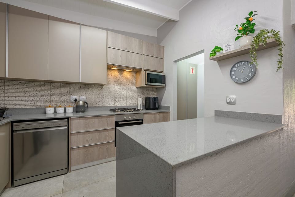 Three Bedroom Superior 2605 | Private kitchen | Full-size fridge, microwave, oven, stovetop
