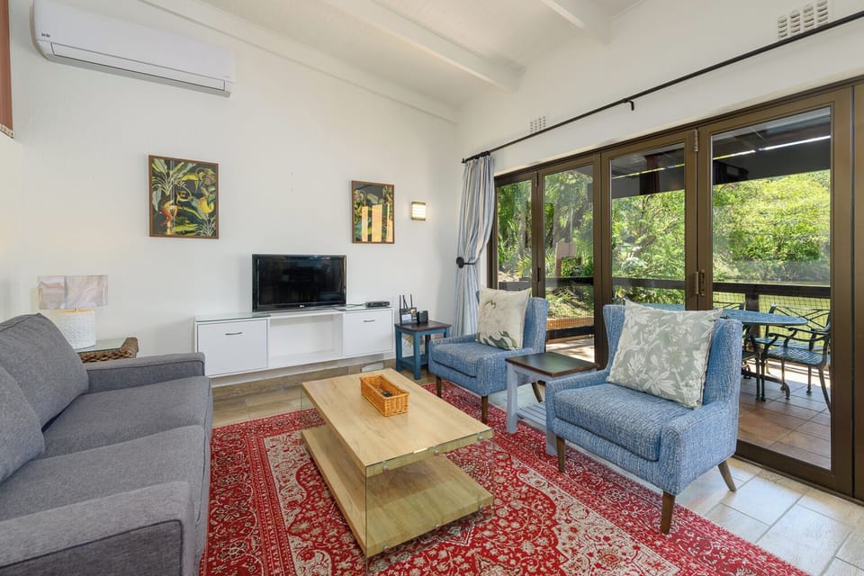 One Bedroom Superior 1909 | Living area | TV