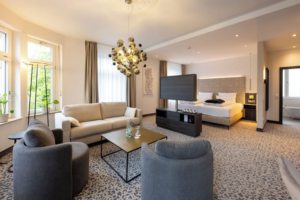 Business Double Room, 1 Queen Bed | Hypo-allergenic bedding, minibar, in-room safe, individually furnished