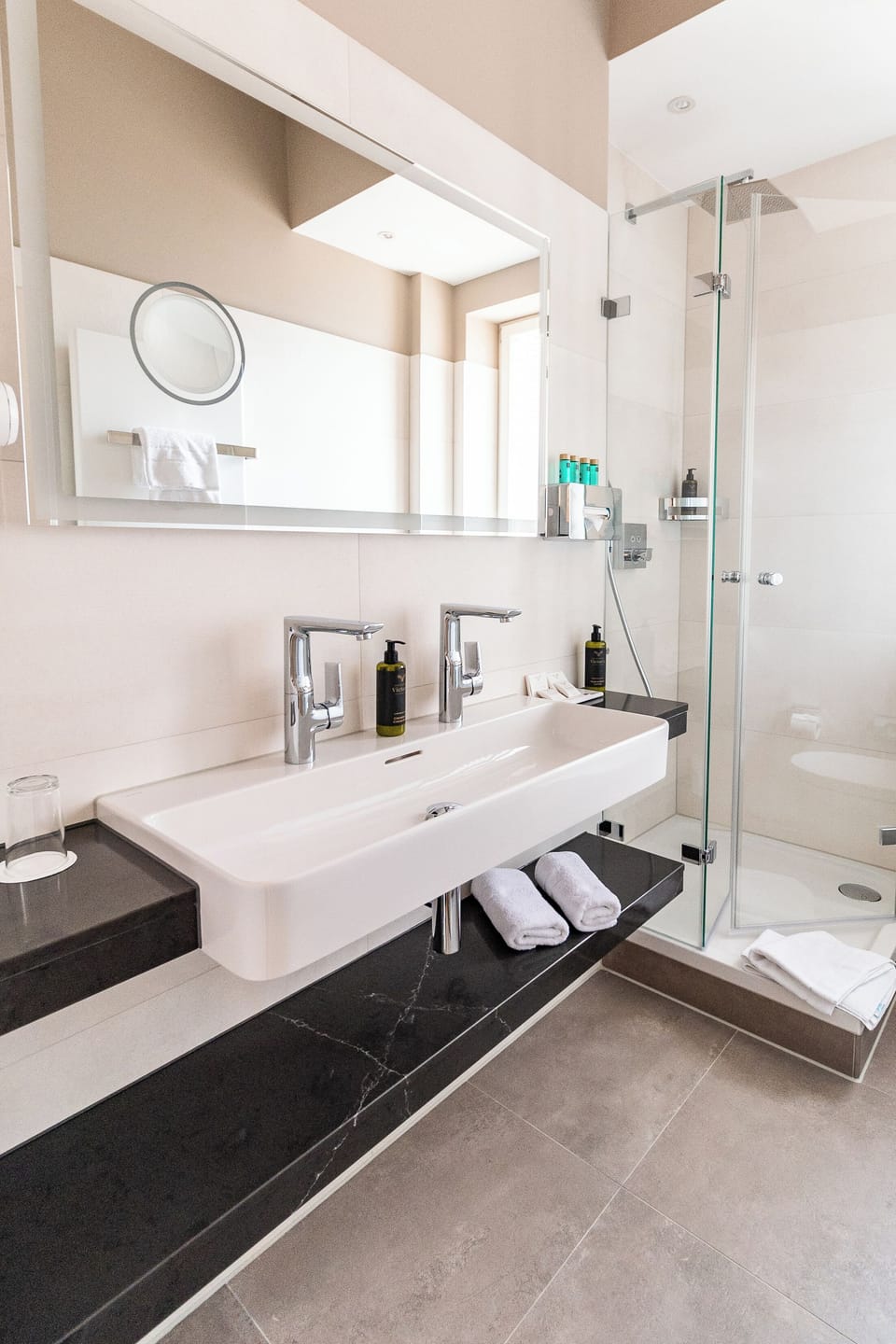 Suite (Garden Villa, Annex) | Bathroom | Hair dryer, towels