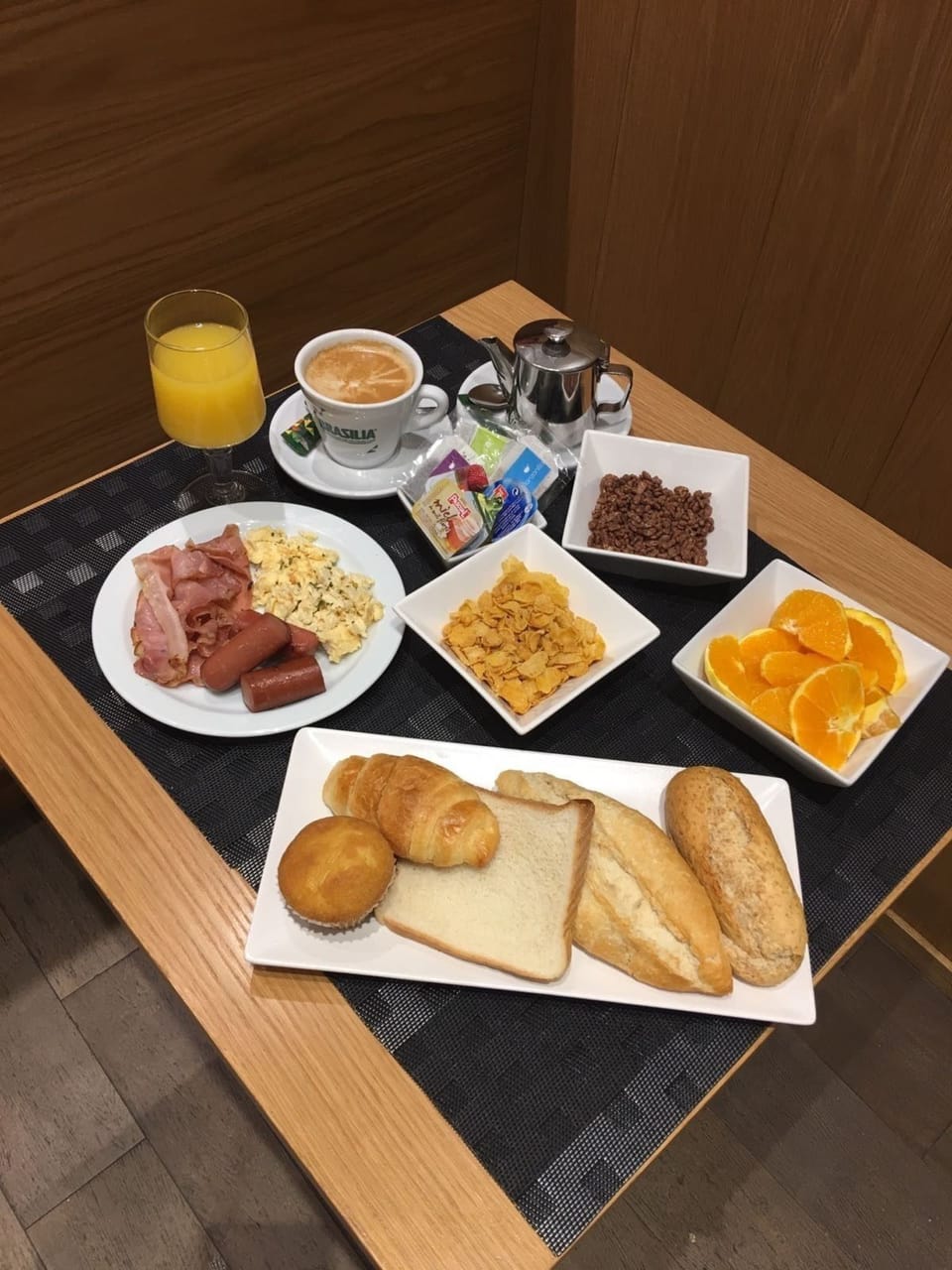 Continental breakfast for a fee on weekends