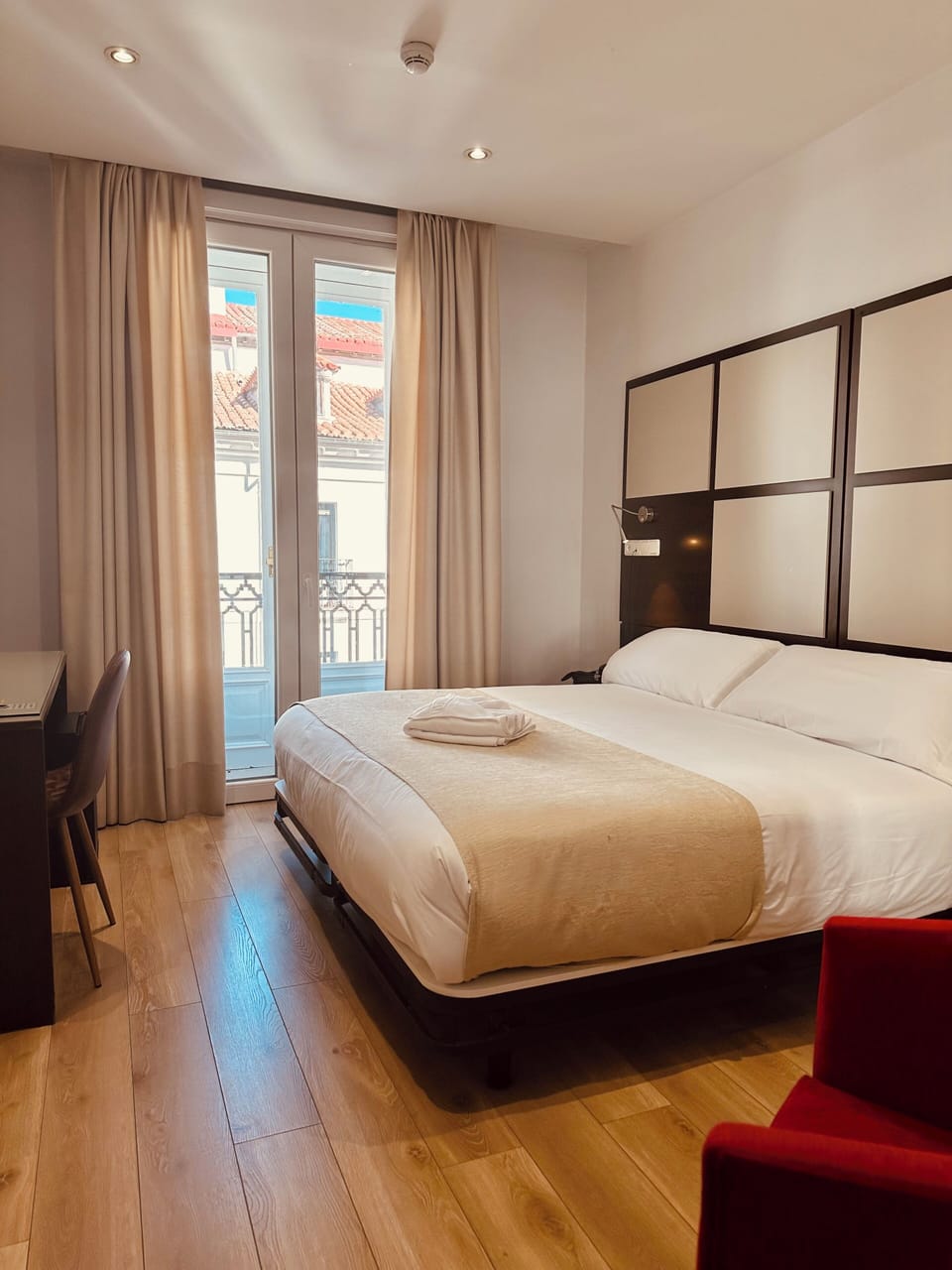Double Room (con balcón y vistas) | Minibar, in-room safe, desk, soundproofing