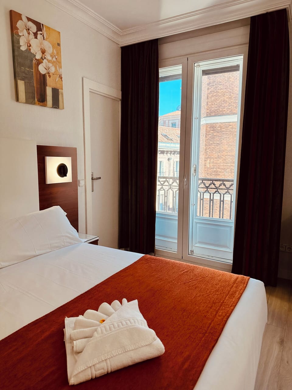 Double Room (con balcón y vistas) | Minibar, in-room safe, desk, soundproofing