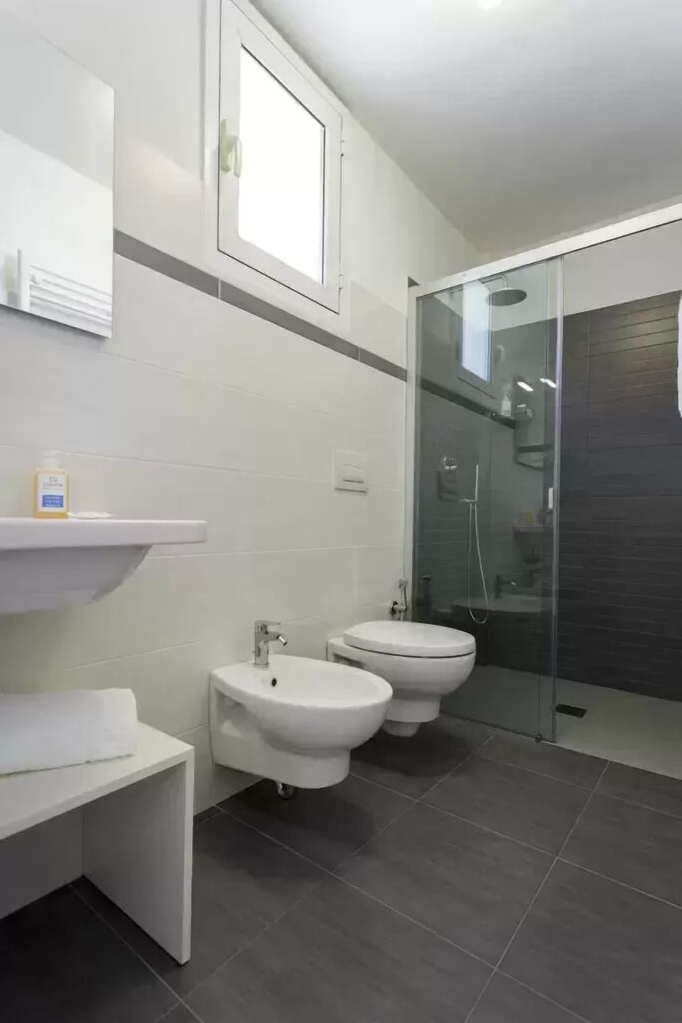 Double Room, Terrace | Bathroom | Shower, free toiletries, hair dryer, bidet