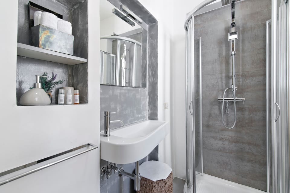Family Suite, 1 Queen Bed with Sofa bed, Non Smoking, Ensuite | Bathroom | Free toiletries, hair dryer, towels, soap