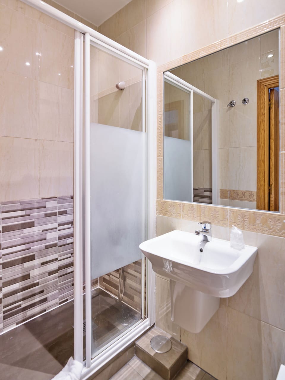 Double Room | Bathroom | Free toiletries, hair dryer, towels
