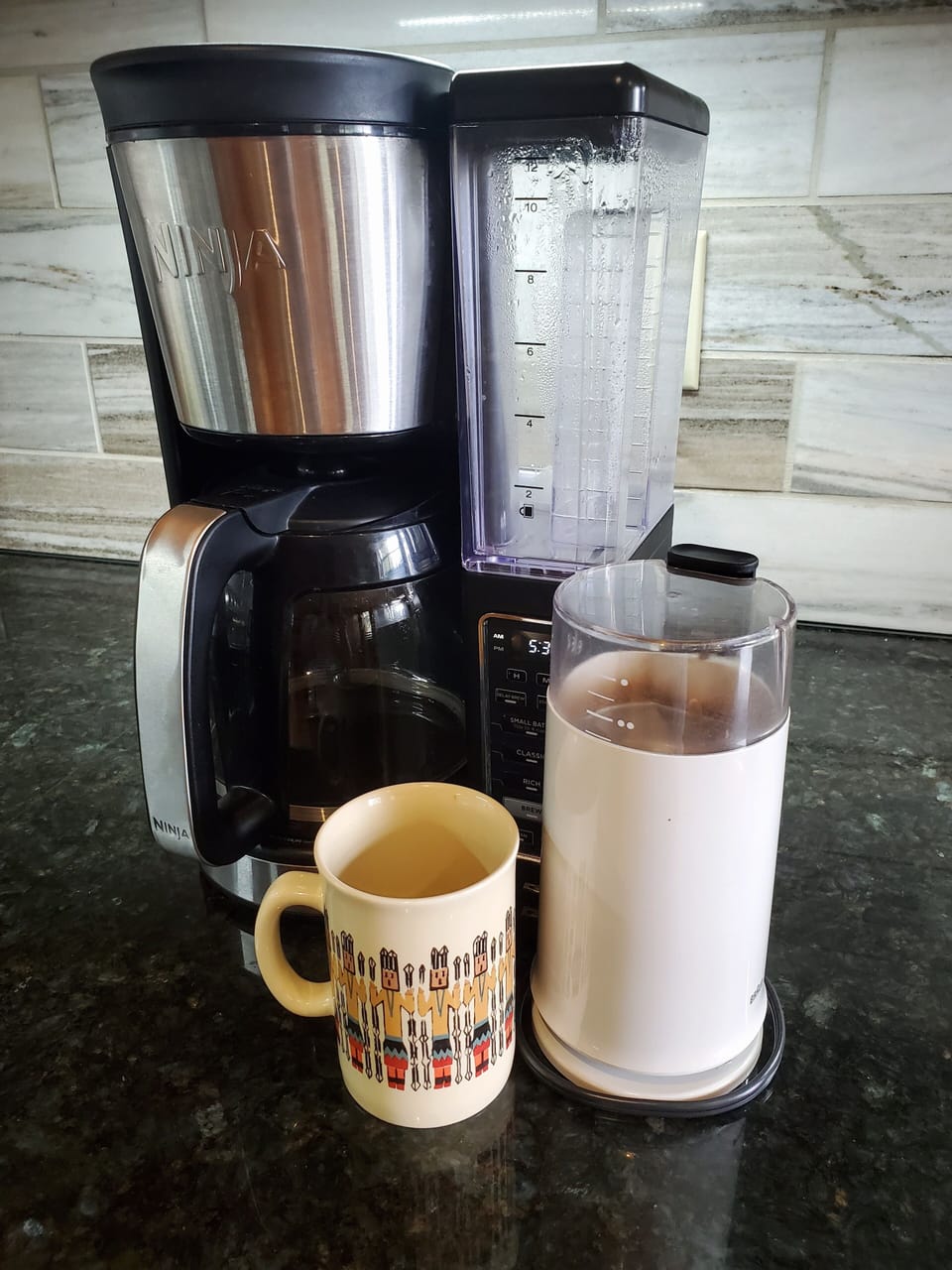 Ninja coffe maker with a coffee grinder.