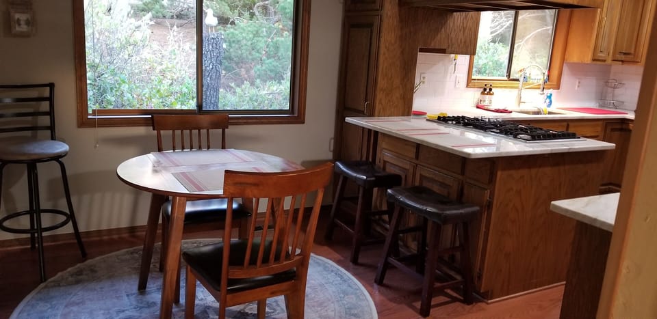 kitchen nook area seats 4