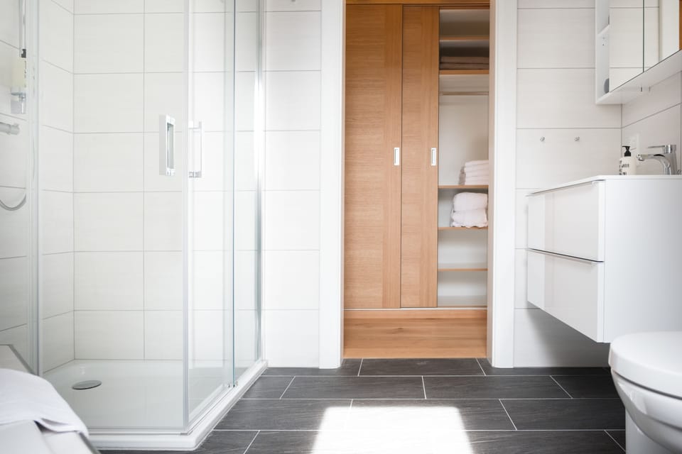 Maisonette, 2 Schlafzimmer | Bathroom | Free toiletries, hair dryer, bathrobes, towels