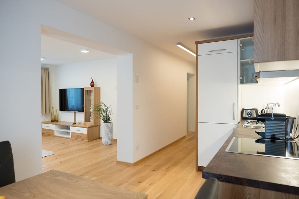 Deluxe Apartment, 1 Schlafzimmer | Living area | Flat-screen TV