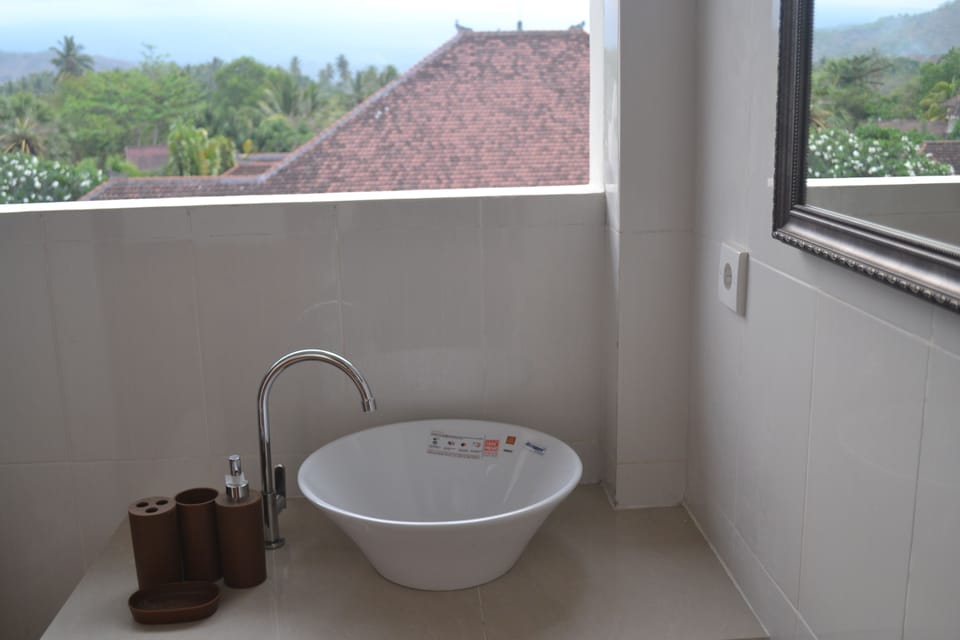 Deluxe Room, Ocean View | Bathroom amenities | Shower, free toiletries, bathrobes, towels