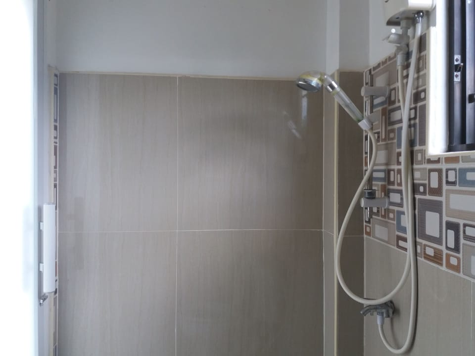 Kangaroo Room | Bathroom shower