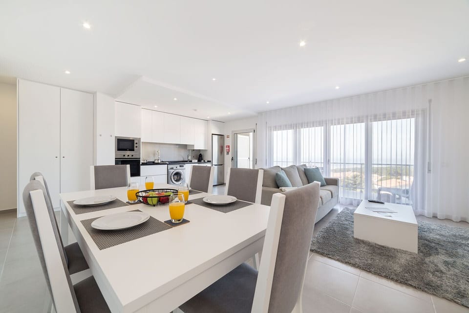 Holiday apartment with 2 bedrooms and two bathrooms, equipped kitchen, wi-fi and cable channels. Has access to a shared swimming pool and a parking space for 1 car. 
This apartament is located in Sítio da Nazaré where you can access the beach through the famous lift.