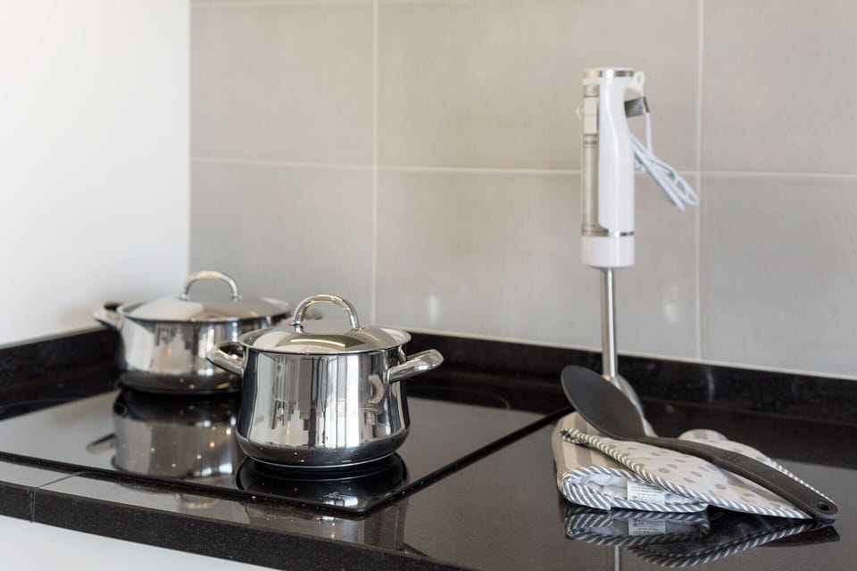 Holiday apartment with 2 bedrooms and two bathrooms, equipped kitchen, wi-fi and cable channels. Has access to a shared swimming pool and a parking space for 1 car. 
This apartament is located in Sítio da Nazaré where you can access the beach through the famous lift.