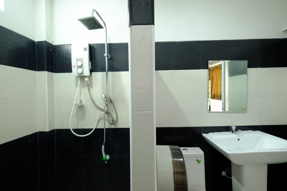 Standard Twin Room | Bathroom | Shower, rainfall showerhead, free toiletries
