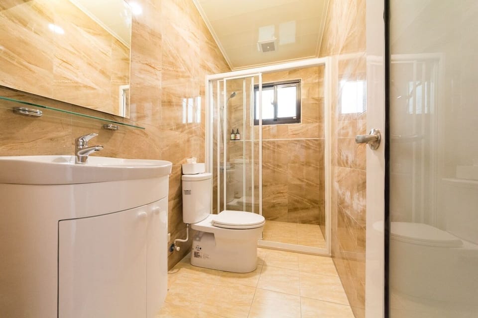 Deluxe Double Room | Bathroom | Free toiletries, hair dryer, slippers, bidet