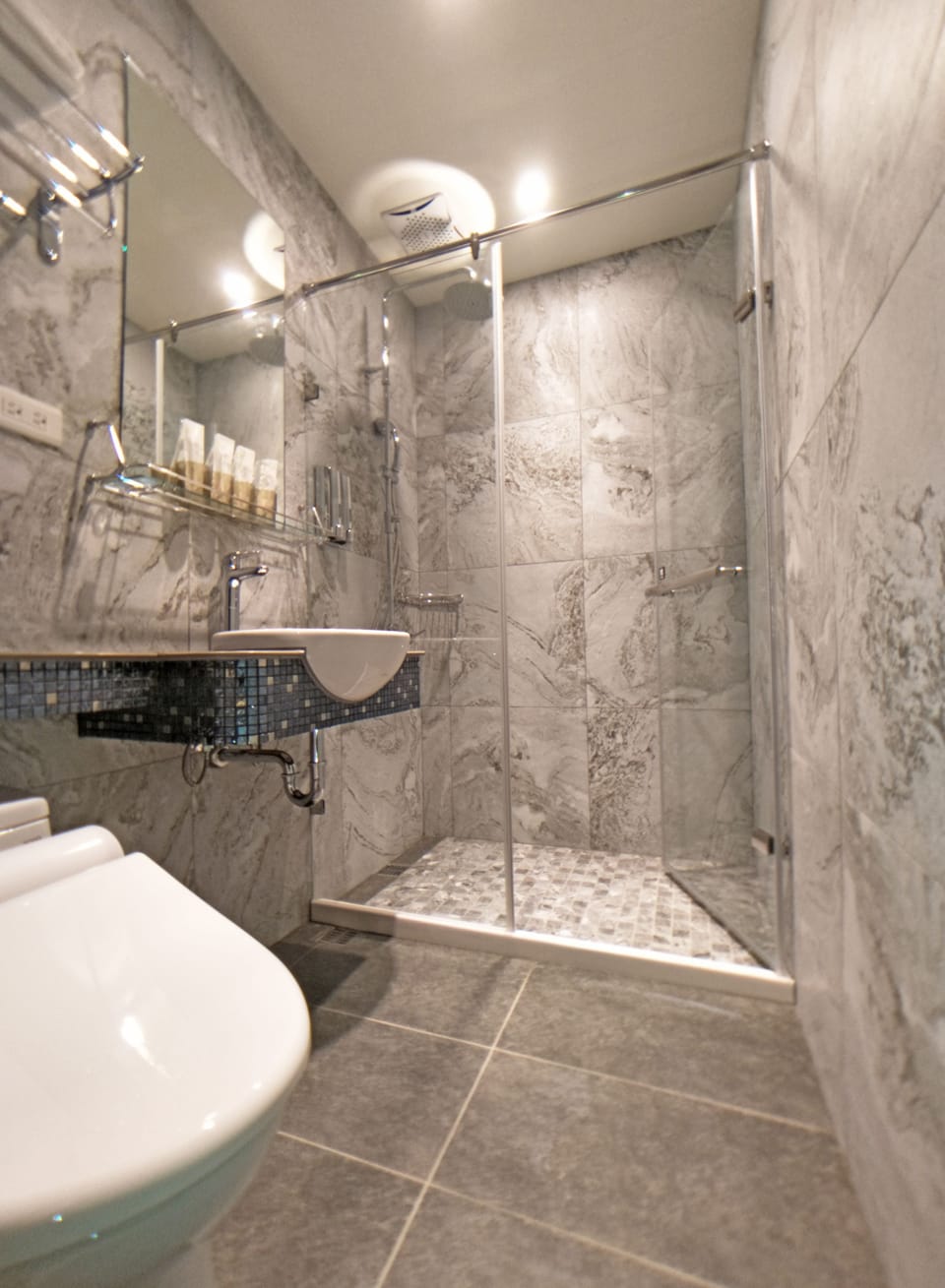 Standard Quad Room(No Window) | Bathroom | Shower, rainfall showerhead, free toiletries, hair dryer