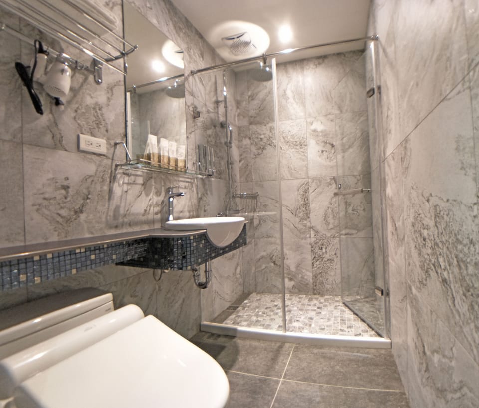 Standard Quad Room(No Window) | Bathroom | Shower, rainfall showerhead, free toiletries, hair dryer