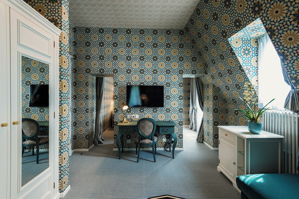Suite, Corner | Living area | Flat-screen TV