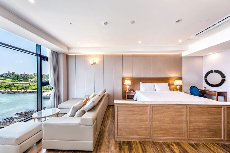 Oceano Ocean Suite (Free use of Infinity Pool included) | 1 bedroom, minibar, in-room safe, desk